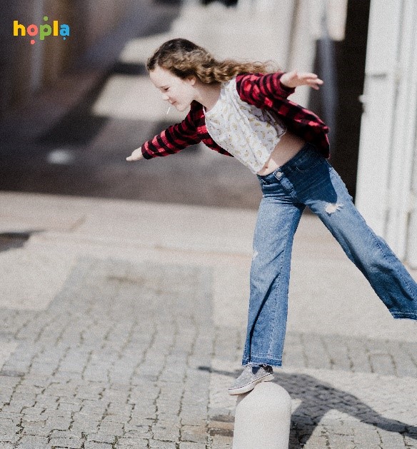 dievča stojace na jednej nohe