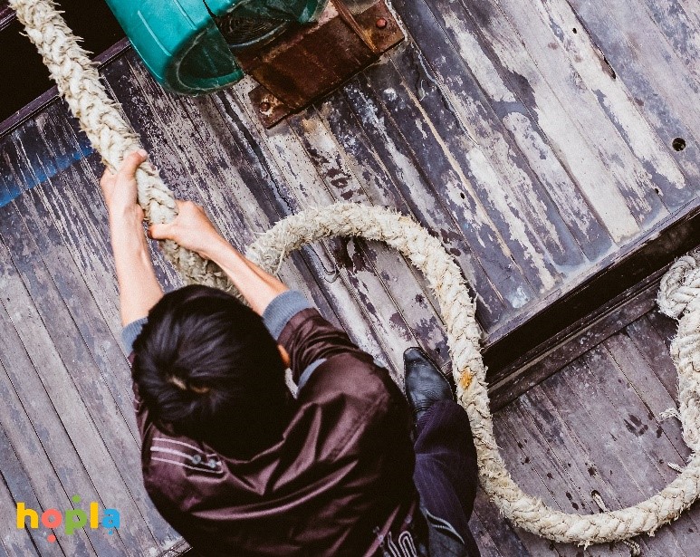 chlapec ťahajúci lano