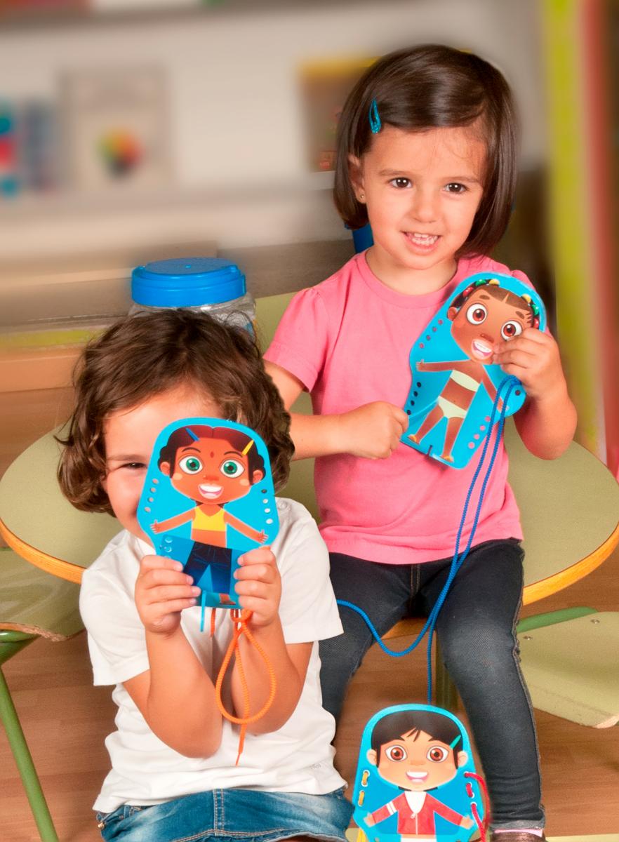 Devčatá vyšívajú