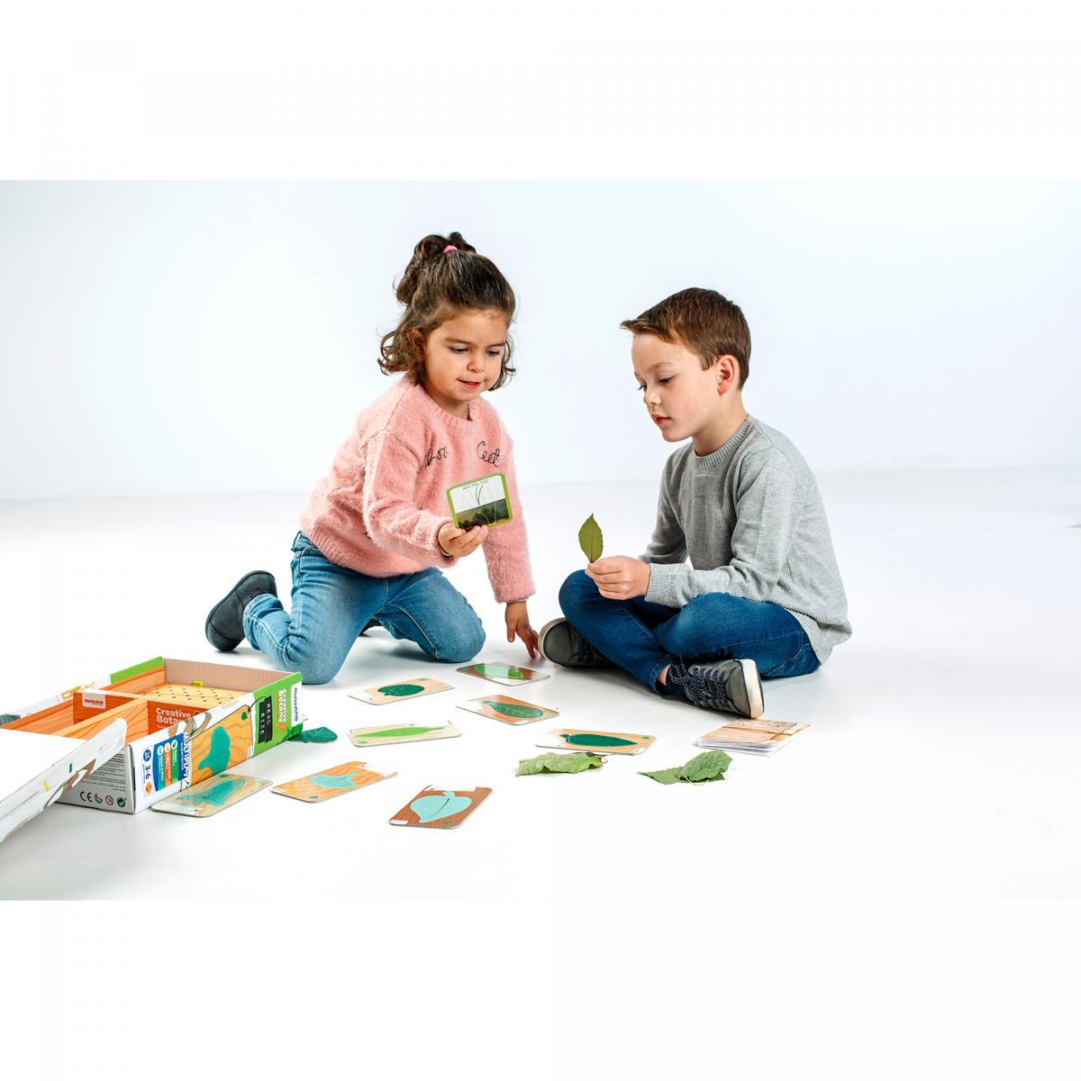 Hra detí so vzdelávacími hračkami