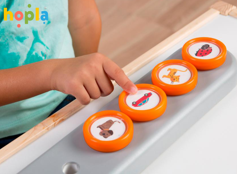 Dievča ukazujúce na obrázok v hre Pošli správu