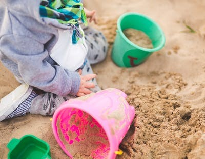 Dieťa na pieskovisku