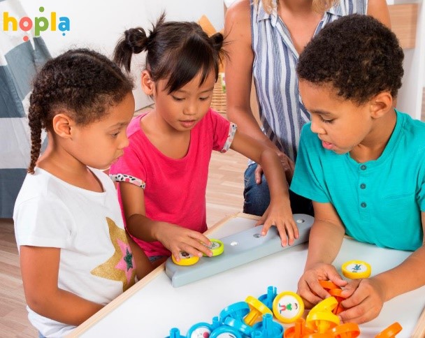 Deti pri hre Pošli správu