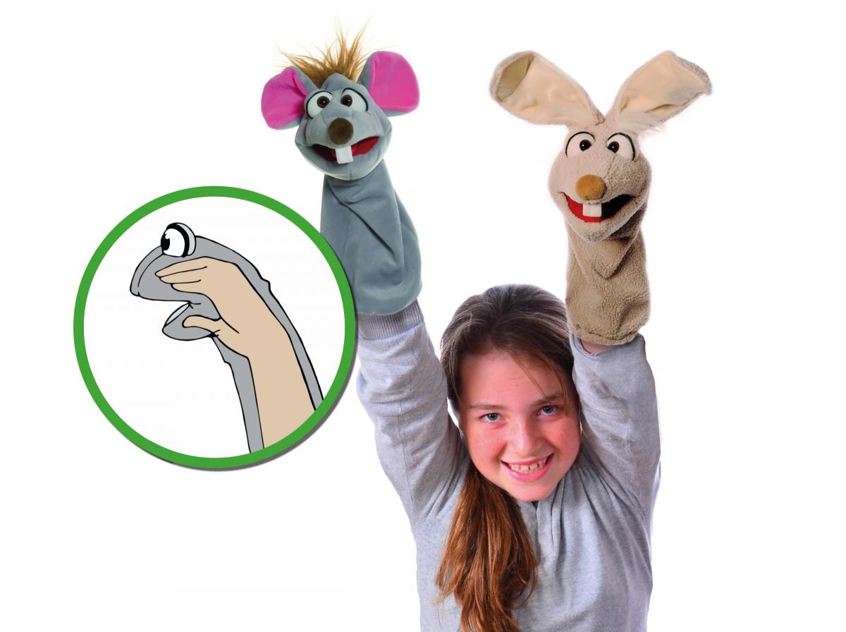 Rukavicové maňušky na ruke dievčatka