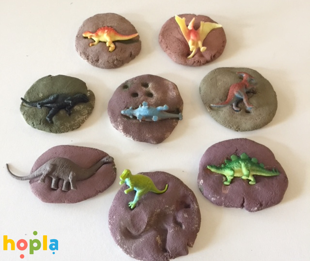 fosílie s postavičkami dinosaurov